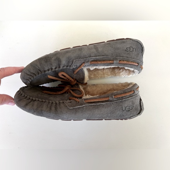 UGG Women’s Dakota Suede Slippers in Pewter Grey, size 8 - Picture 6 of 9